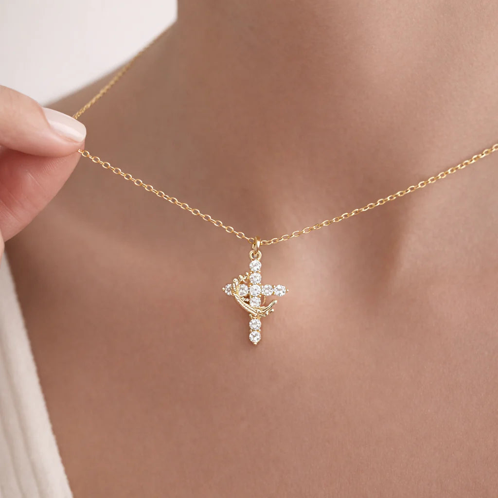 Collar Cruz & Corona – Fe, Protección y Elegancia